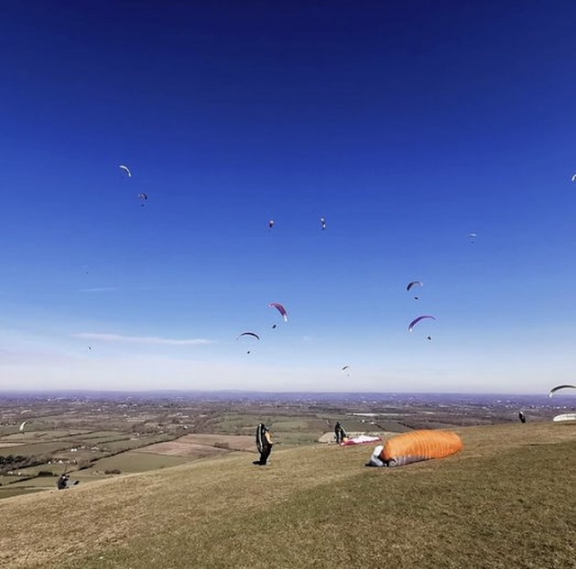  Cielo azul con parapentes felices 
