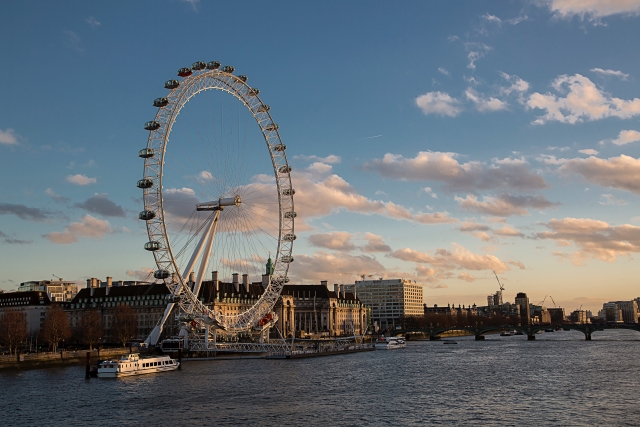  Vea el London Eye desde el río 