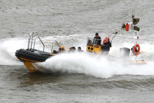  Pbaños en lancha motora por el río Támesis 