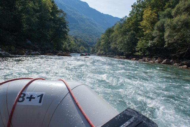  Rafting en altas corrientes 