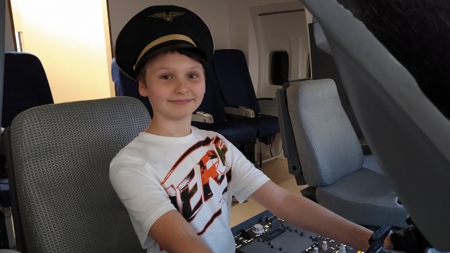  Niño sentado en el avión 