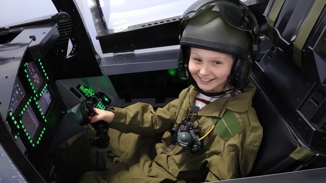  Siéntale en el asiento del piloto 