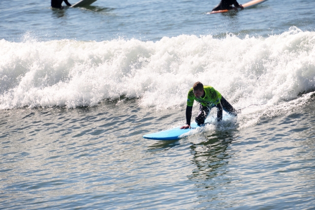 3x2 horas de clases de surf en Praa Sands + 1h de alquiler