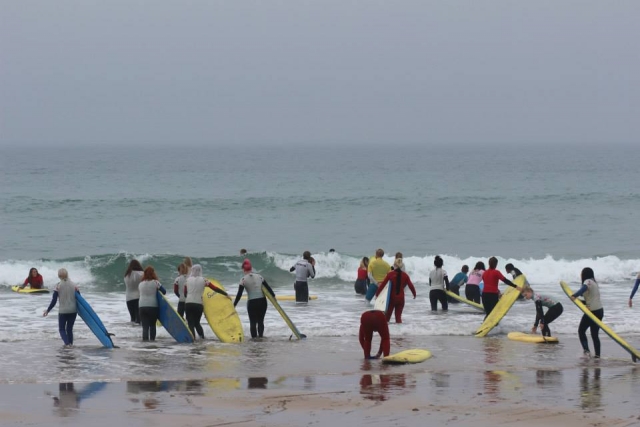  Surfear con amigos 