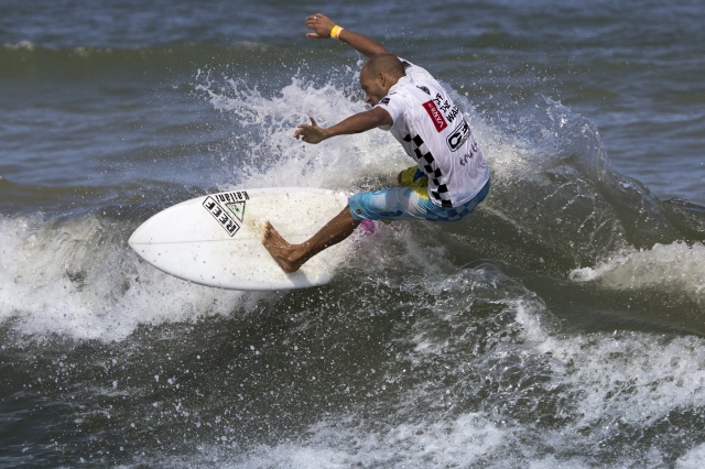  Surfeando en la playa de Gwithian