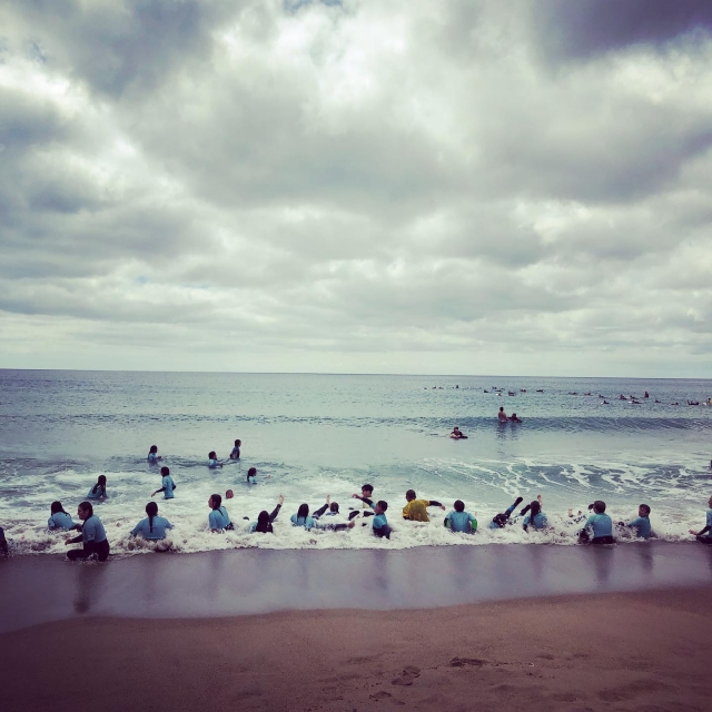  Disfruta surfeando con tus amigos 