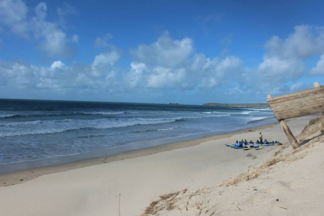  Surfear en la playa de Gwithian 