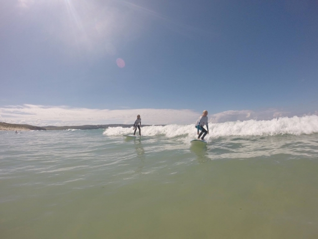  Surfeando con su pareja 