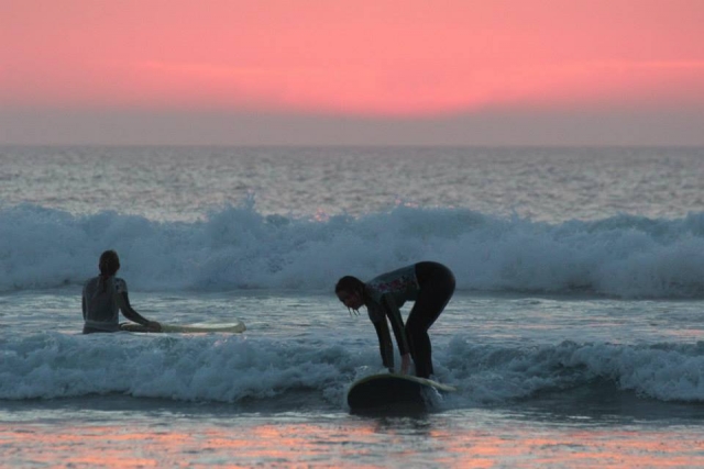 Surfeando al atardecer 