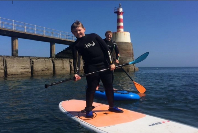 Postura de la tabla de paddle board 
