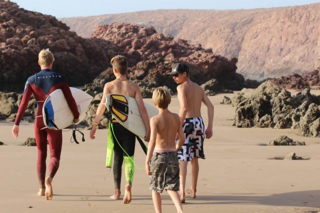  Surfear con amigos 