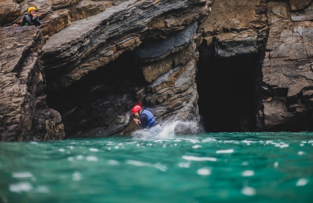 Coasteering en Praa Sands