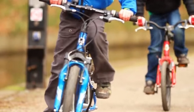 Niños en bicicleta 