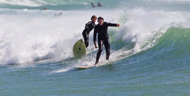 Surfeando con amigos 