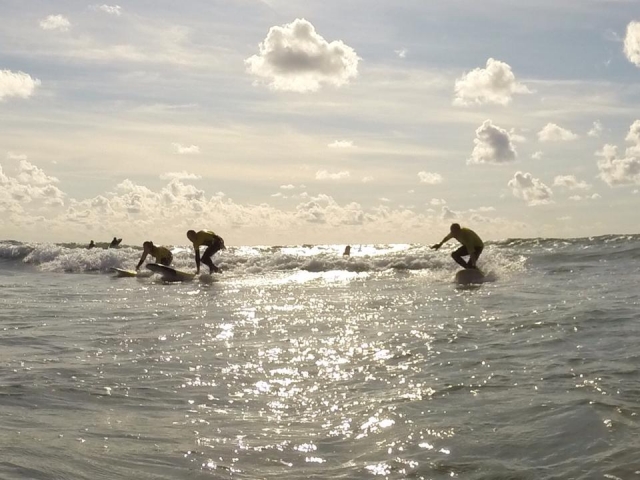  Surfear con amigos 