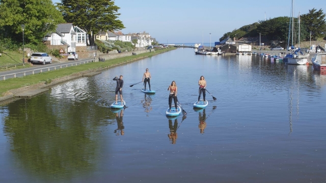Paddleboarding con amigos