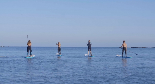 Paddleboarding con amigos 