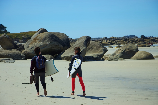 Surfeando con su pareja 