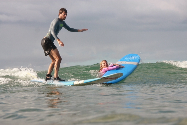  Surf con amigos en Gales