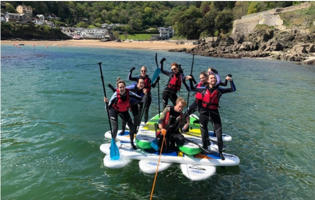  Paddleboarding con amigos