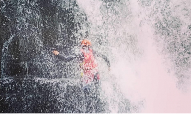  Cruzando las cascadas 