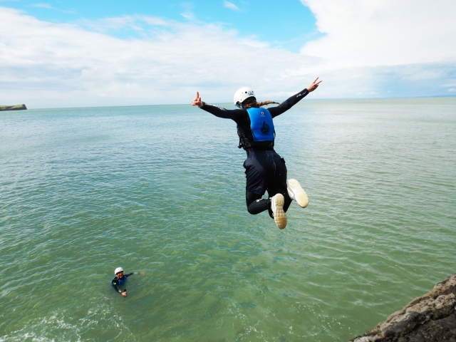Coasteering en Gales del Sur
