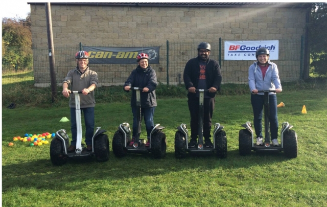  Amigos haciendo segway 