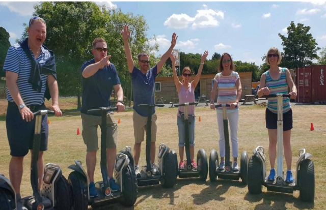  Familia haciendo segway 