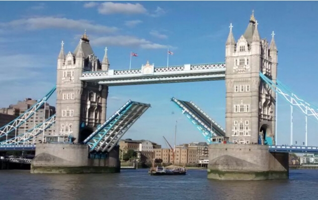  Tower Bridge 