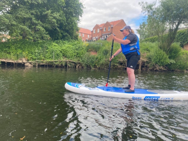 Pbaños en SUP por el río 