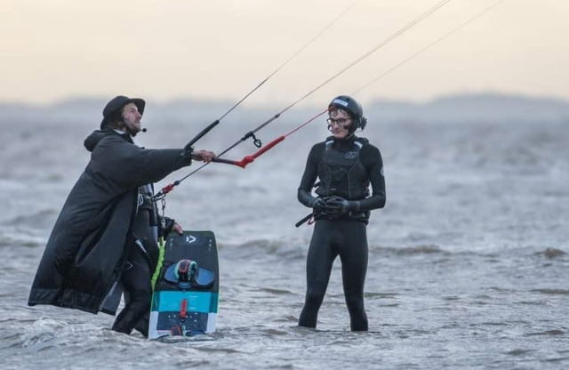  Compartiendo momentos mientras practicas kitesurf