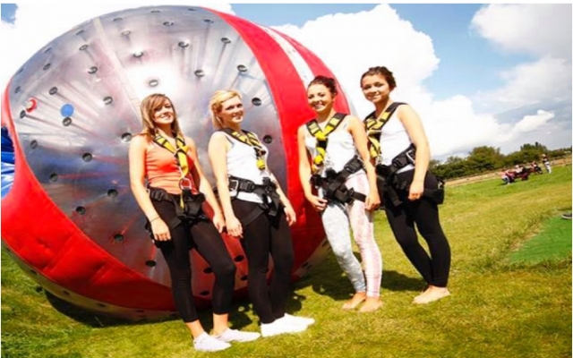  Zorbing con amigos