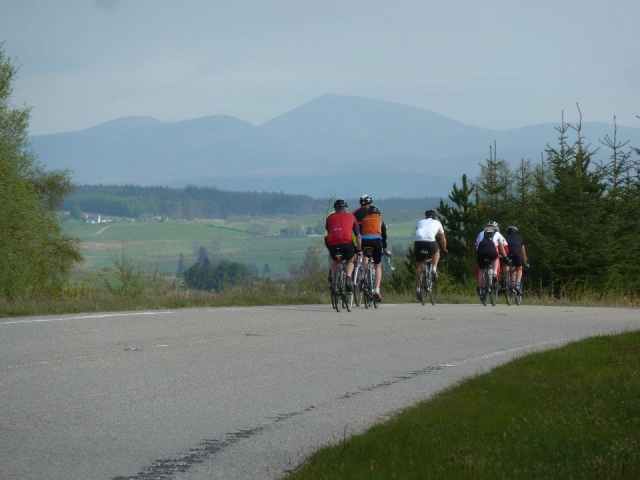 Andar en bicicleta con algunos amigos 