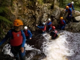 Sesión de barranquismo de medio día para niños en Snowdonia