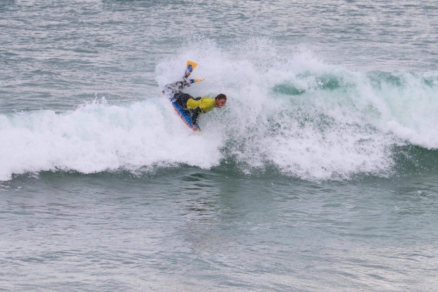  Subiendo olas en Cornualles