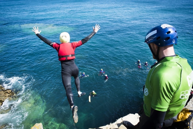 Aventuras de Coasteering cerca de la playa de Towan duranle 3 horas