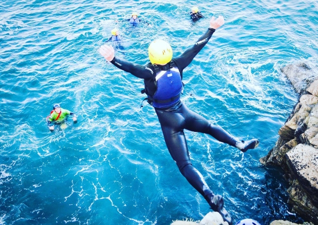  Salto de acantilados 