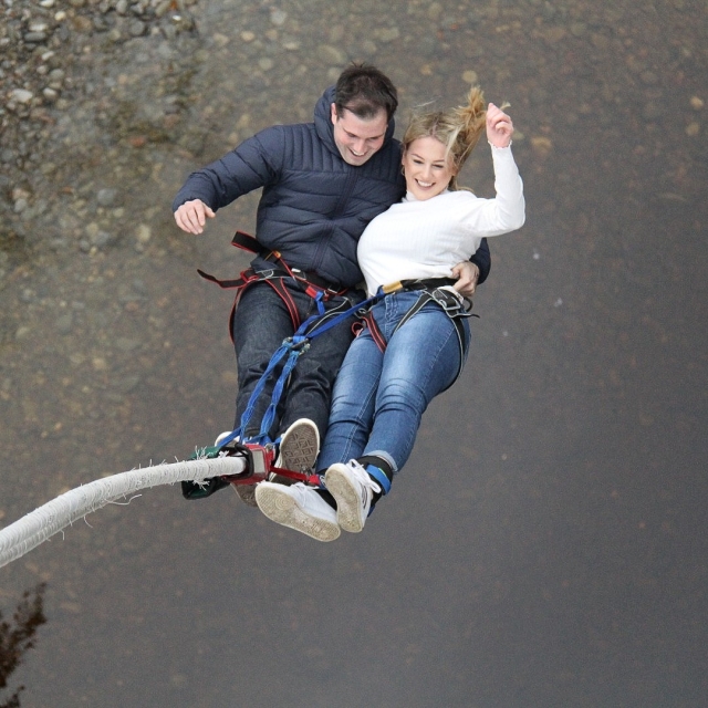  Saltos de bungee en tándem 
