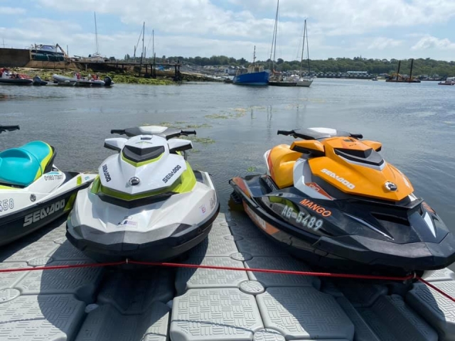 Intenle subir una de nuestras jet skis 