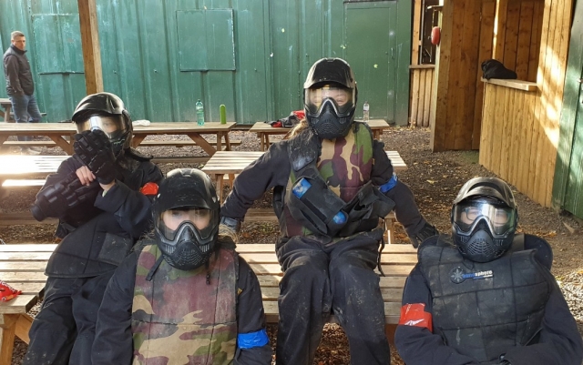 Diviértele con amigos