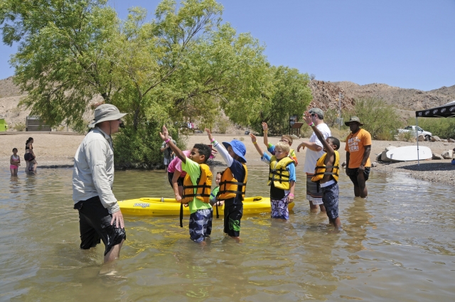  Niños en kayak 