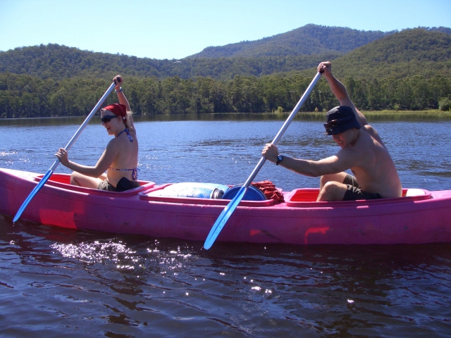 ¡Pareja divirtiéndose en canoa! 