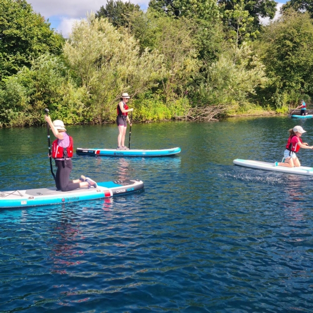 Grupo de niños Paddle board 