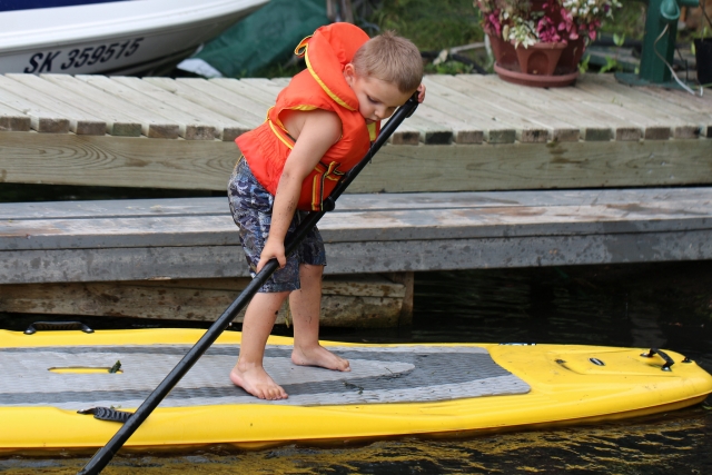  Niño probando Paddle board 