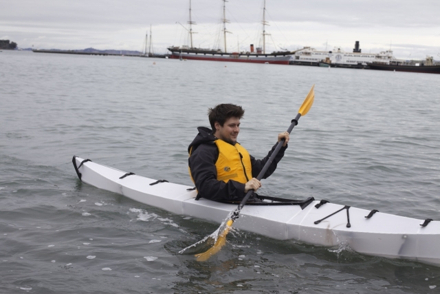  Niño divirtiéndose con nosotros 