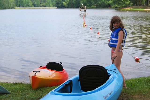 Niña a punto de practicar kayak 