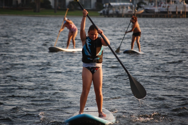 Niña haciendo paddle board 