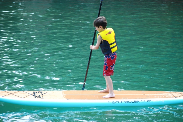  Niño probando el Paddleboarding por primera vez 