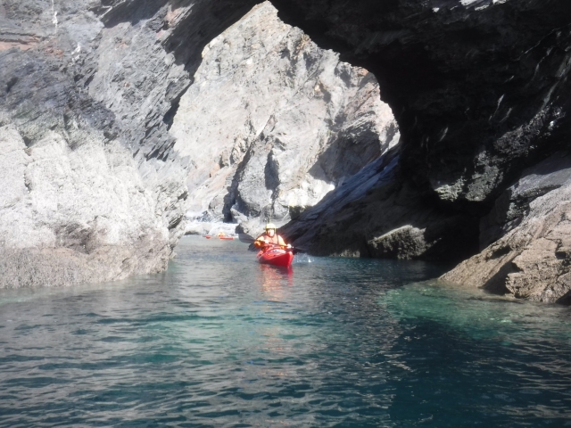  ¡Niño navegando en kayak con nosotros! 