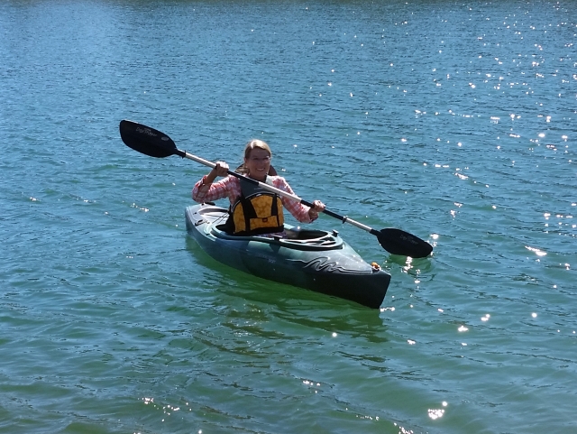  Mujer haciendo kayak con nosotros 